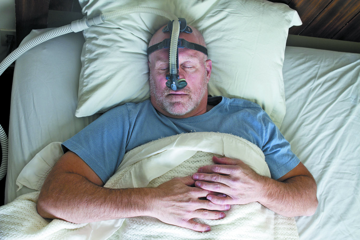 How does a CPAP machine work to treat sleep apnea?
