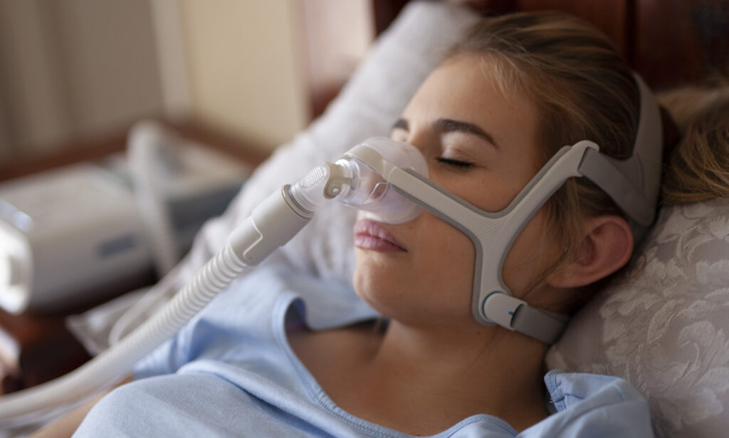 How does a CPAP machine work to treat sleep apnea?